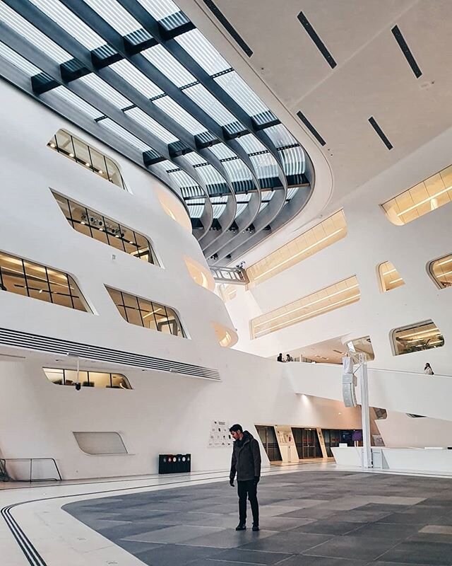 ...is astonishing.

as you enter the building, you're transported into this gradeous white concourse which looks more like a space port than a university/learning centre.

but it is because it feels alien that makes it unique and surreal. with the sk