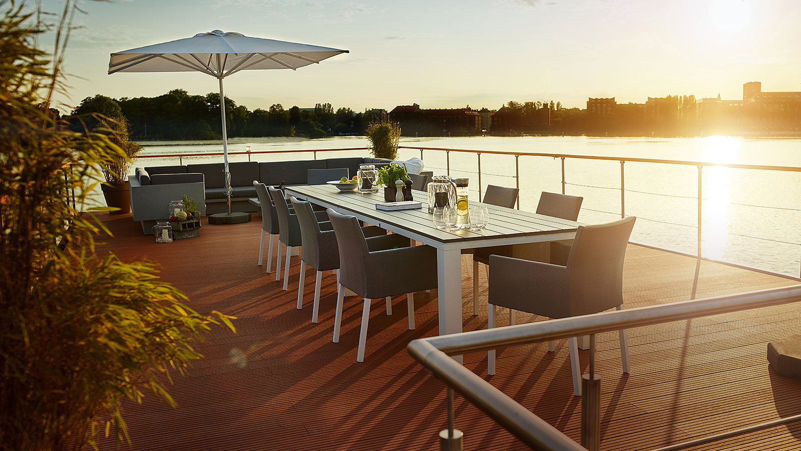 RevHouse_Sonnendeck_web_2_19-9.jpg