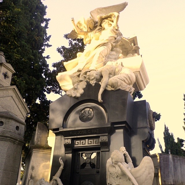 Ricoleta cemetery mourning ladies.jpg