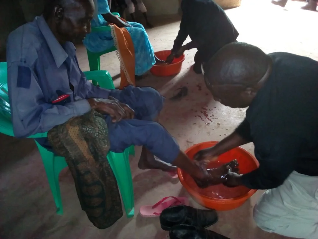Jan Pastor Ofwono Victor. foot washing.jpg