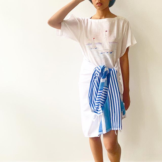 Beach look available at @cuttalossa.co !
Our retro stripe Turkish towel works great with @waywardcollection ‘s linen sailboat tee and bucket hat.
