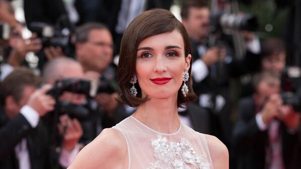 Paz Vega took the jewelry theme in a different direction, wearing a pearl-embellished Elie Saab Couture column gown in a modern-looking shorter length (and Chopard diamond drop earrings).