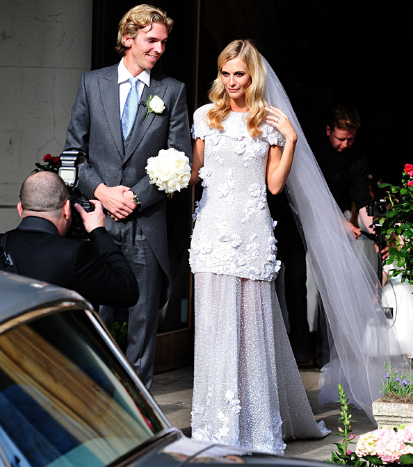 The cathedral veil is absolute perfection with her glamorous blonde waves.