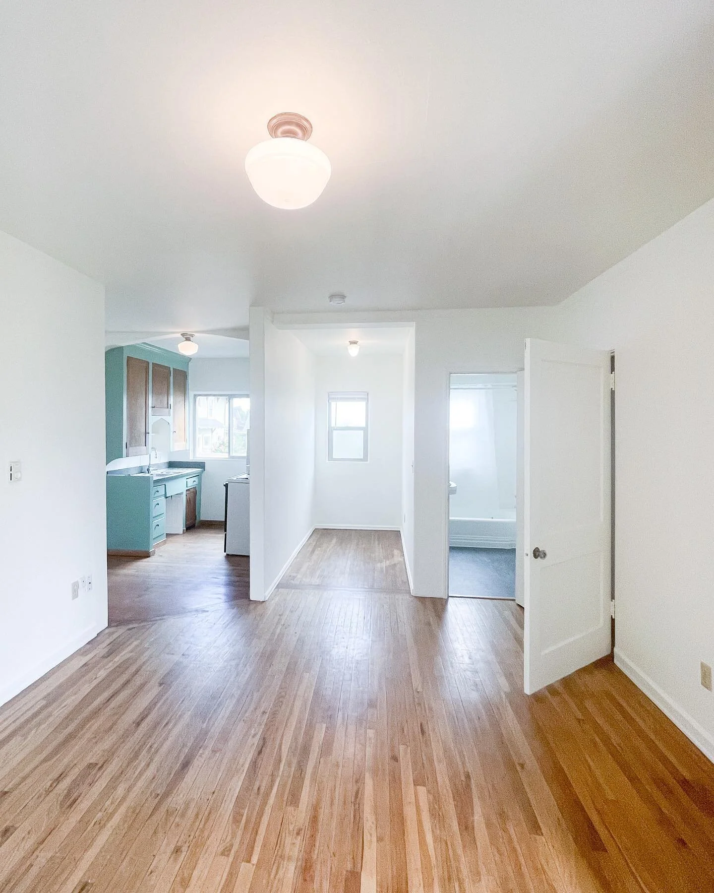 Cozy courtyard studio available in our Finer Court building! Hardwood floors, walk in closet, many windows, and direct access to both a garden and courtyard. Cat friendly 🐱 Tap the link in our bio or visit our website to apply!