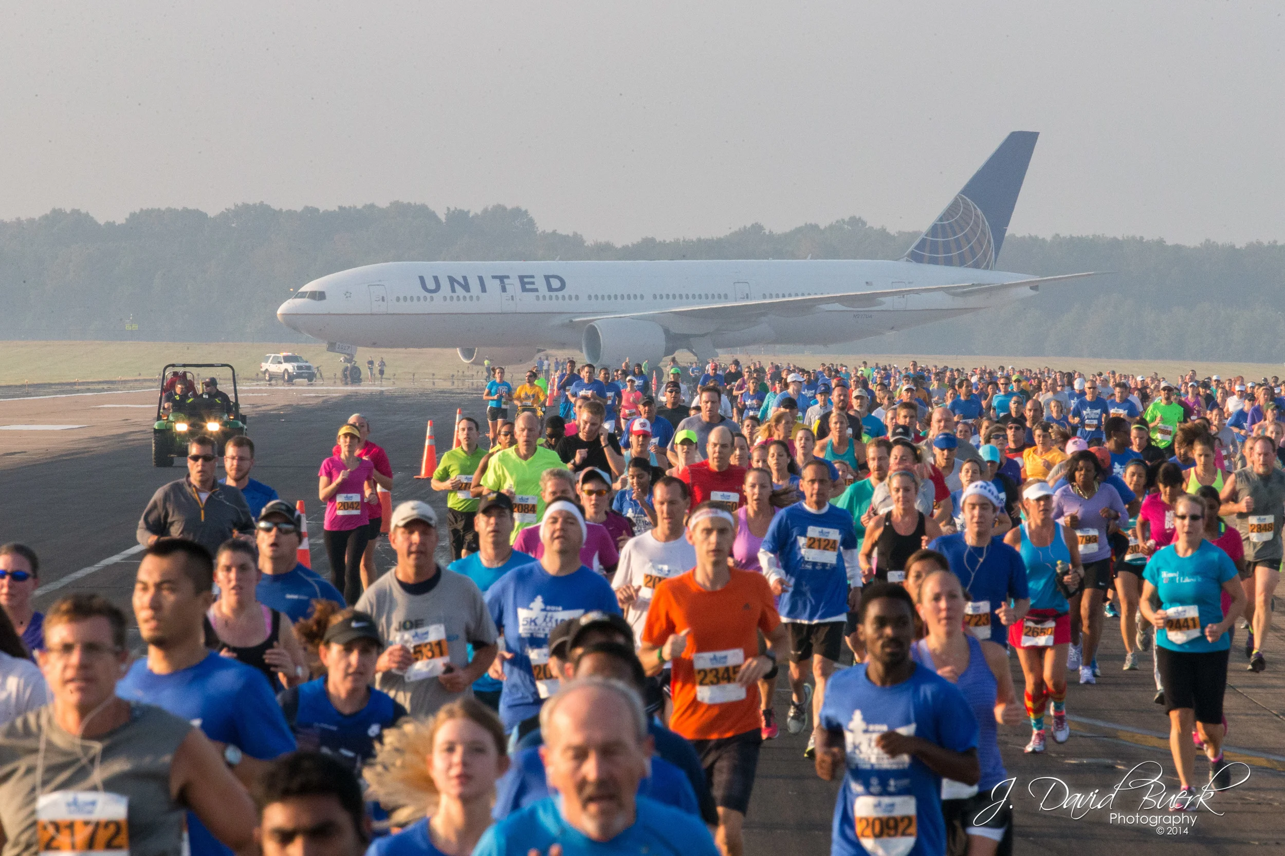 5K and 10K runners pass a United Airlines 757 on R/W 1R during the 2014 Dulles Day Plane Pull.