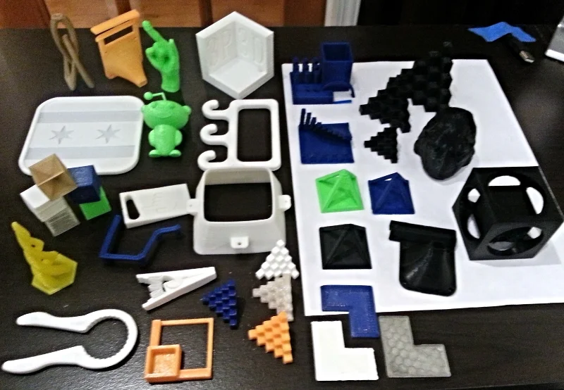 Various custom designed items and items from the Thingiverse.com Printrbot Simple - PLA