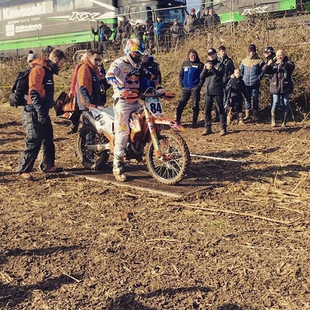 We found a hidden gem at the @mxgp this weekend... start practice with @jeffrey_herlings84 @henryjacobi29 and @alessandrolupino 💨💨💨 .
It was insaaaane 🤙🔥
.
@red_bull_ktm_racing 
@yamaharacingcomofficial 
@britmxgrandprix 
#mxgp #mx #motocross #t