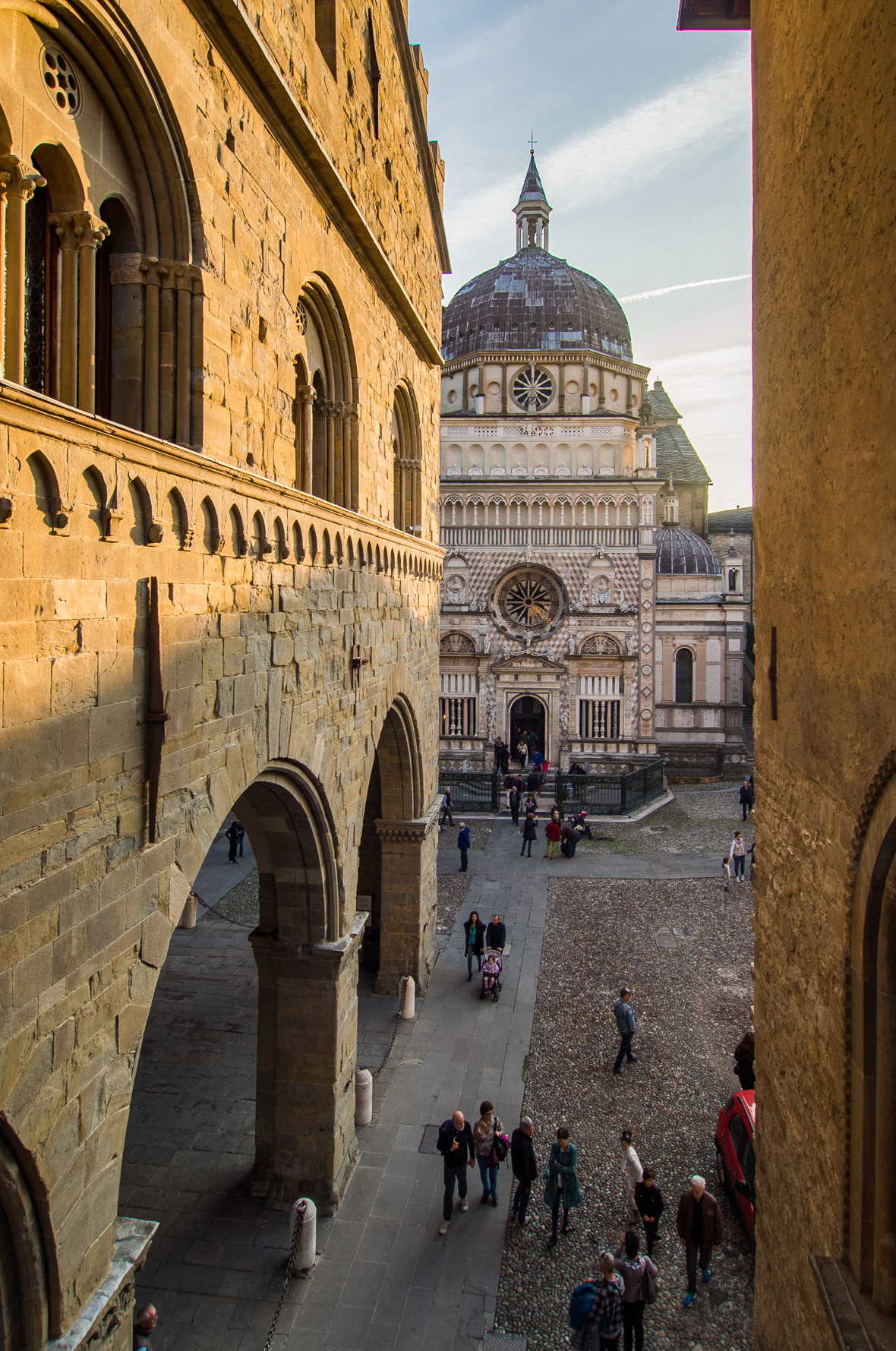 Palazzo Ragione met uitzicht op de Basilica di Santa Maria Maggi