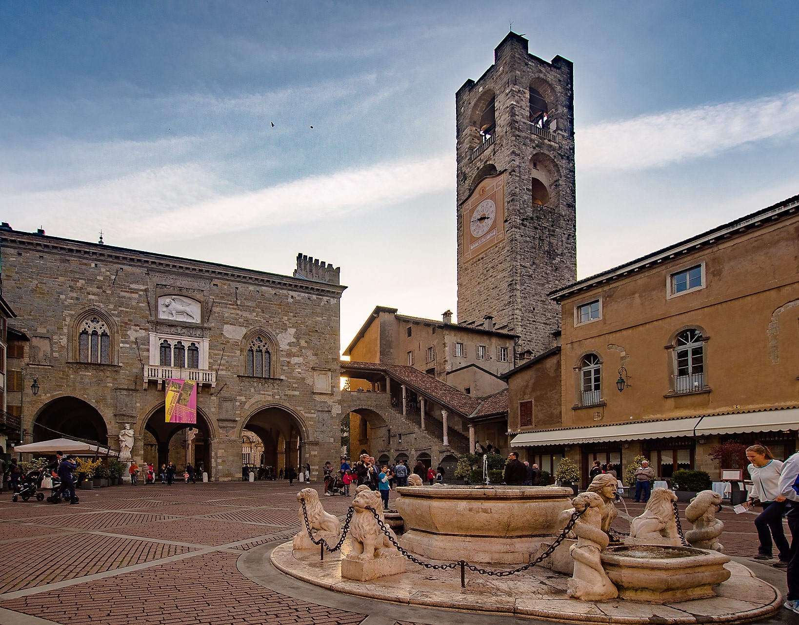Piazza Vecchia in Bergamo met fontein in de voorgrond