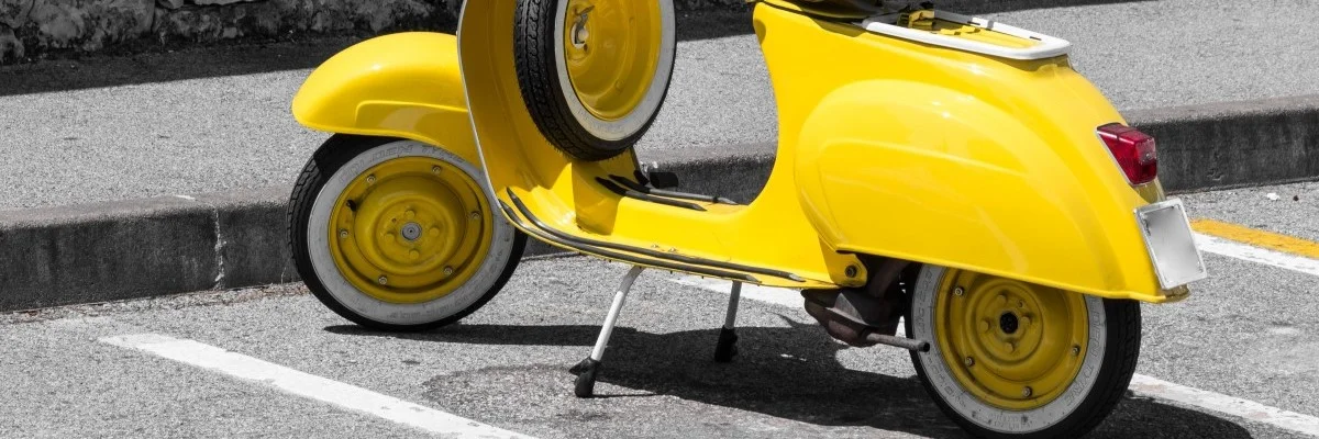 Vespa geel, aangepast.jpg