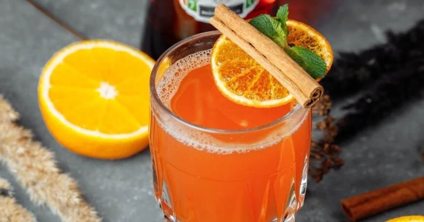 &quot;Vergeet Gl&uuml;hwein: Hot Aperol is het lekkerste winterdrankje!&quot;

Het enige wat je nodig hebt...

INGREDI&Euml;NTEN
500 ml appelsap, 
300 ml Aperol, 
750 ml droge witte wijn, 
4 el sinaasappelsiroop
1 sinaasappel. 

GARNERING
Evt. steran