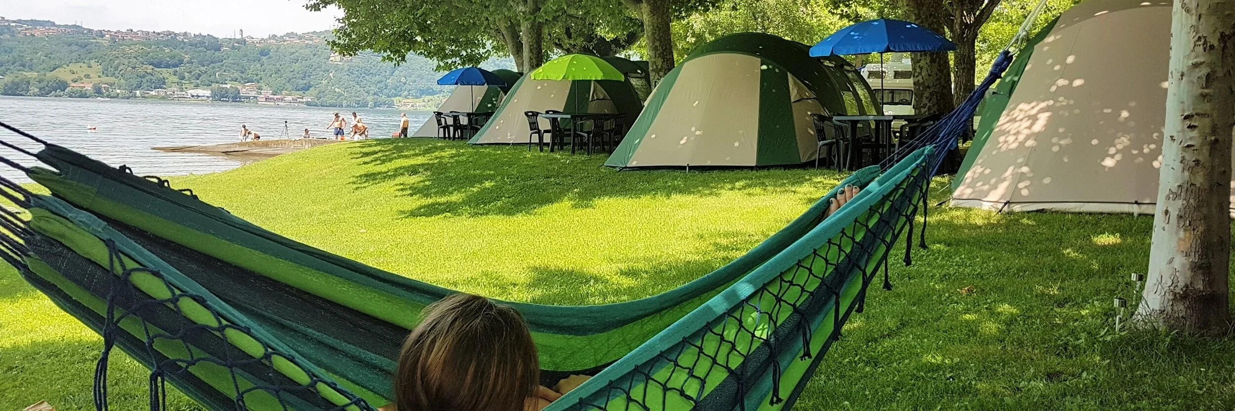 ZIN IN VAKANTIE!
Viasara verzorgt jouw vakantie in comfortabel ingerichte tenten. Direct gelegen aan het ruige Comomeer, d&eacute; ideale locatie tussen mooie steden en fantastische natuur!

Reserveer jouw familietent of tweepersoonstent tussen 29 ap