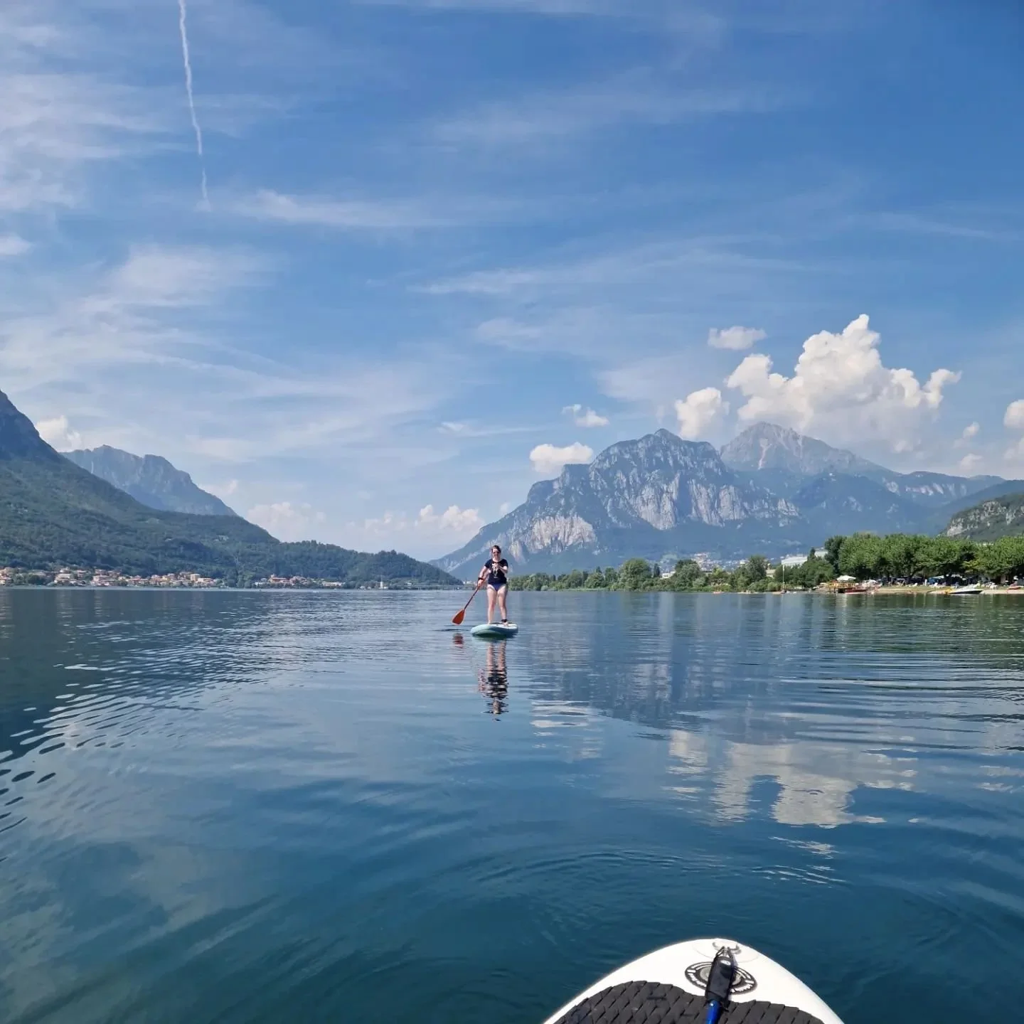 Suppen op het gladde meer. Een verfrissende duik tussendoor is geen overbodige luxe!

#relaxing #sup #supping #watersports #lagodigarlate #spiegelglad #afkoelen #bergen #uitzicht