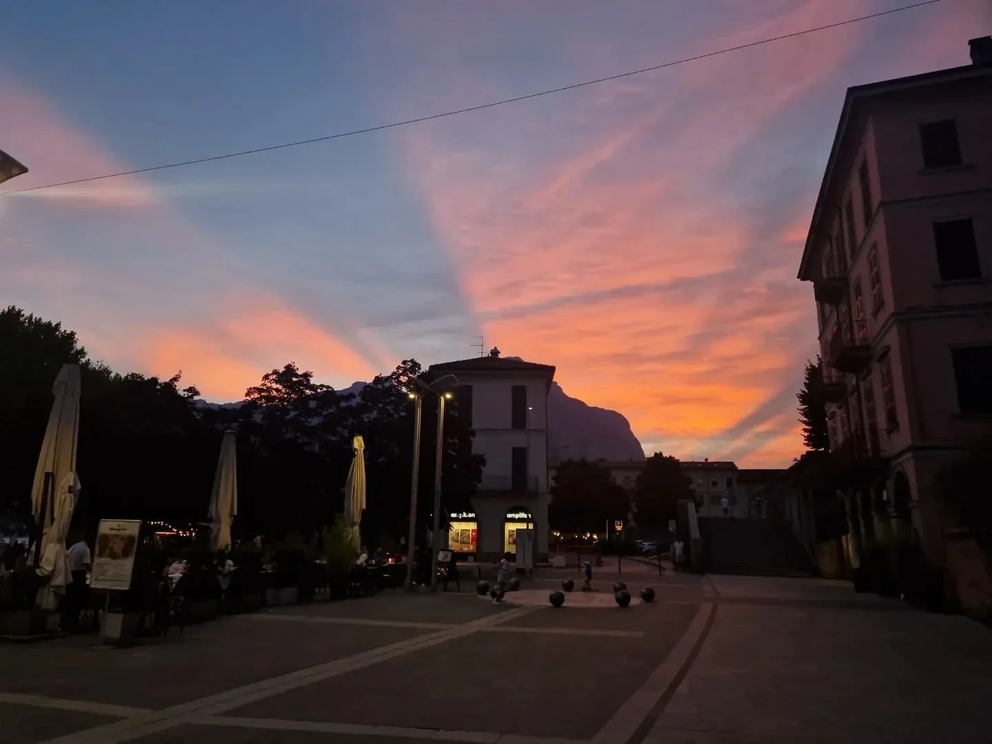 Avondwandelingetje en ijsje in Lecco!

#zonsondergang #avondzon #avondwandeling #italiaansijs #capohorn #Lecco