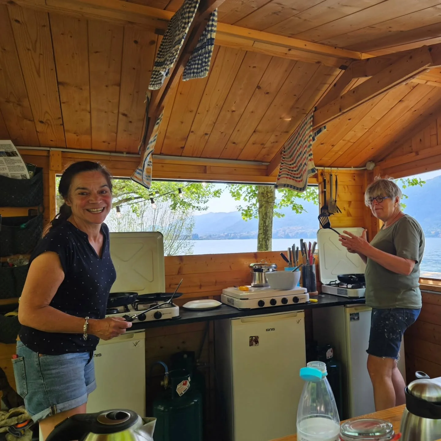 NL - De spierballen zijn weer flink getraind, maar... het is weer een heerlijk vakantieoord geworden. Met de nieuwe tenten, gezellige houten terrasmeubelen en verse kruidentuin staat het kampje er mooier bij dan ooit te voren!

Brian, Ren&eacute;, Ma