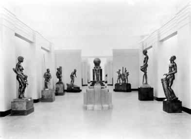 Photograph of Hall of Races of Man exhibit, Chicago Field Museum, 1930s. (Wikimedia Commons)