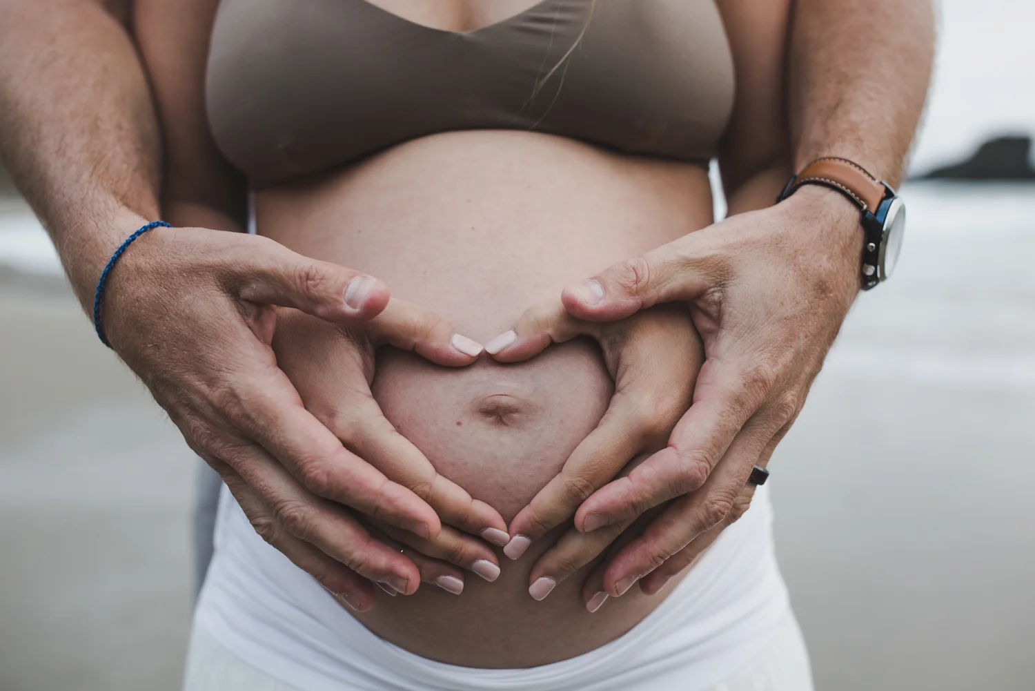 family_portraits_california_photographer_coastal_beach_maternity_session_AVH_Photography_nutral_outfit_coordnation_0038.jpg