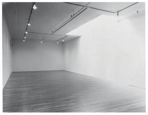 Installation view of Laurie Parsons's 578 Broadway, 11th Floor 1990 at Lorence-Monk Gallery, New York. Courtesy Lorence-Monk Gallery © Laurie Parsons. “Laurie Parsons went so far as to refuse to include her name on the invitation to the opening and to remove all reference to the show from her CV. Four years later, she ceased to produce works altogether.”