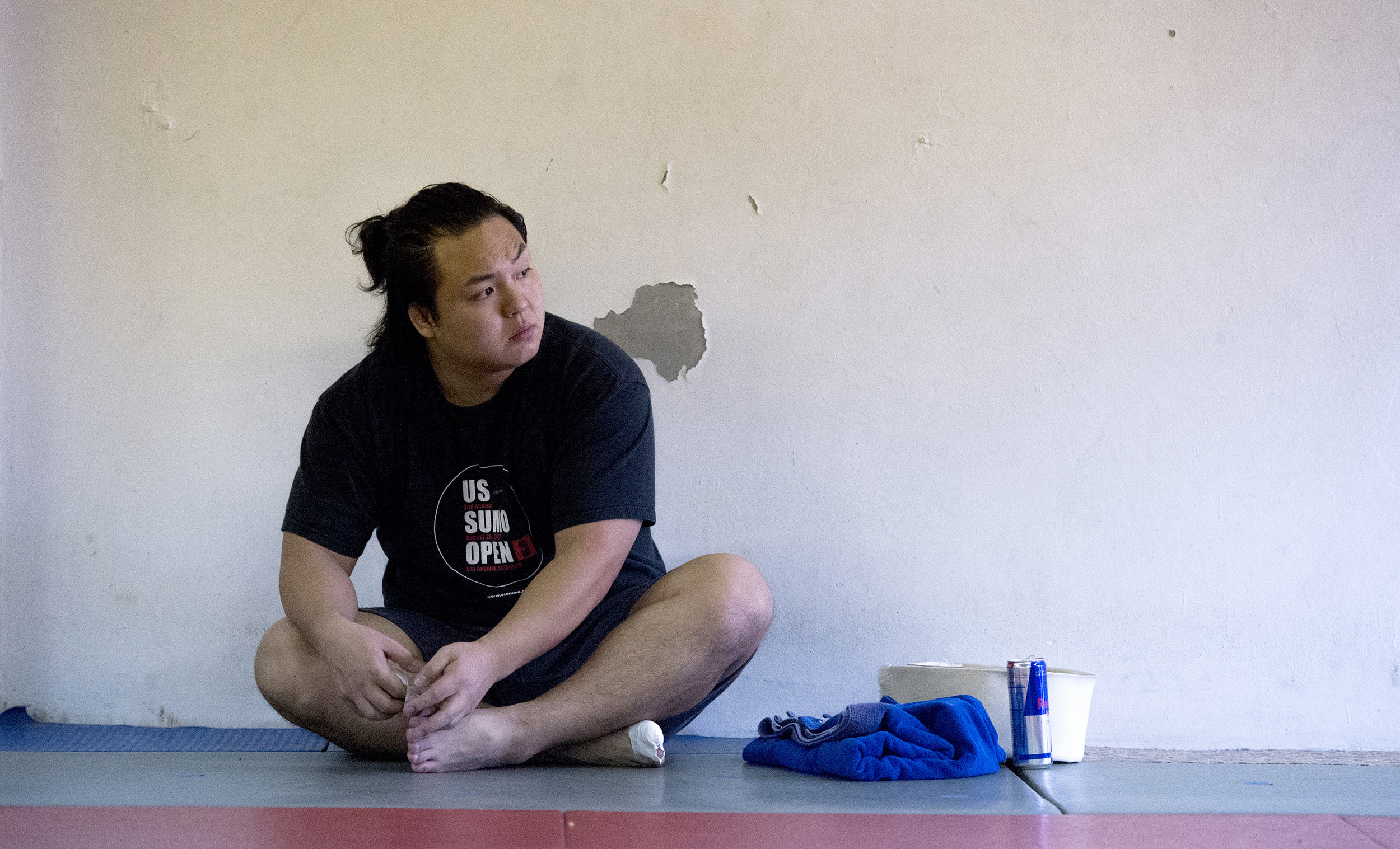  Takeshi Amitani, of Japan, tapes up his toes before a sumo wrestling practice in Carson Sunday, April 8, 2018.  Amitani coaches and trains sumo wrestling and is a 5-time Japanese National University Champion, he also was the undefeated Openweight ch