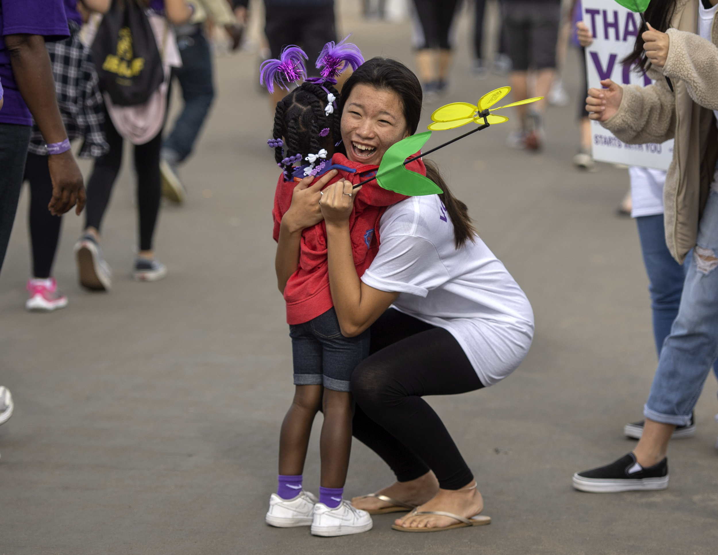  Bolsa Grande High School volunteer Ivy Pham, 16, gets a impromptu hug from 4-year-old Genesis Thomas while cheering her on during the Walk to End Alzheimer's in Huntington Beach on Saturday, October 6, 2018. (Photo by Mindy Schauer, Orange County Re