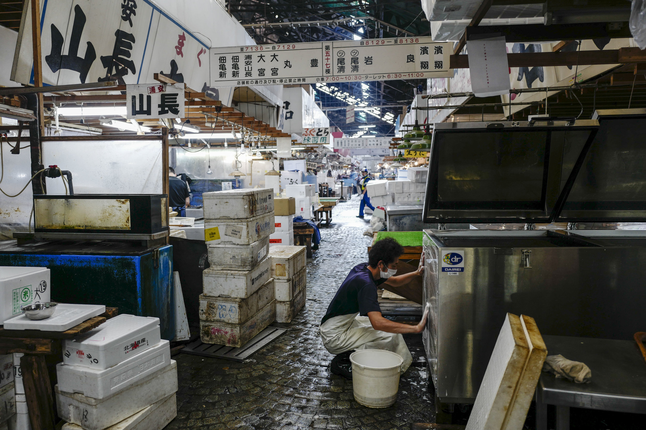  A wholeseller cleans up his store in Tsukiji fish wholesale market during its final day of operations ahead of relocation to the nearby Toyosu waterfront district, in Tokyo on Oct. 6, 2018. The world's largest fish market, which has been in operatio