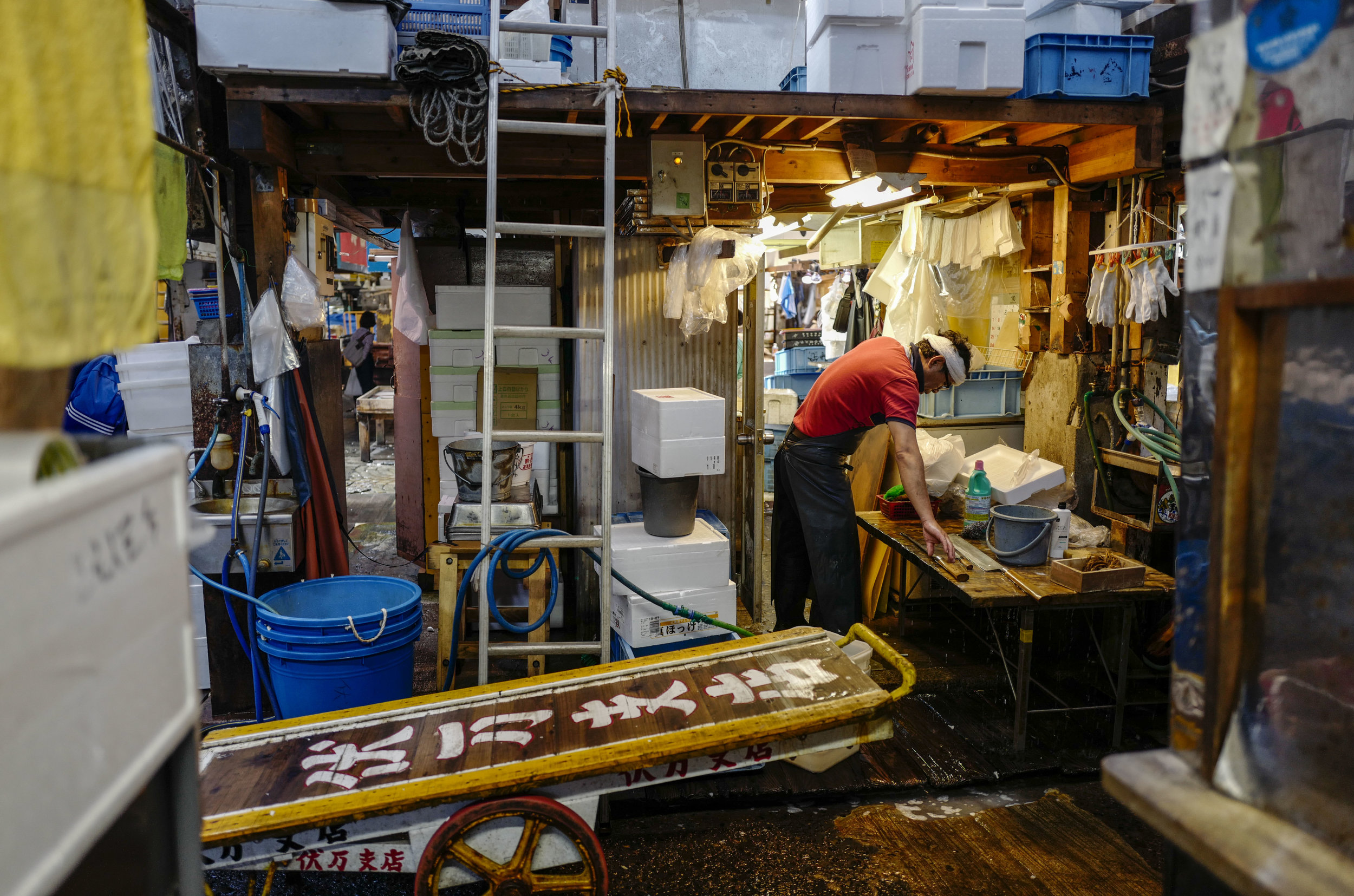  A wholeseller cleans up his store in Tsukiji fish wholesale market during its final day of operations ahead of relocation to the nearby Toyosu waterfront district, in Tokyo on Oct. 6, 2018. The world's largest fish market, which has been in operatio