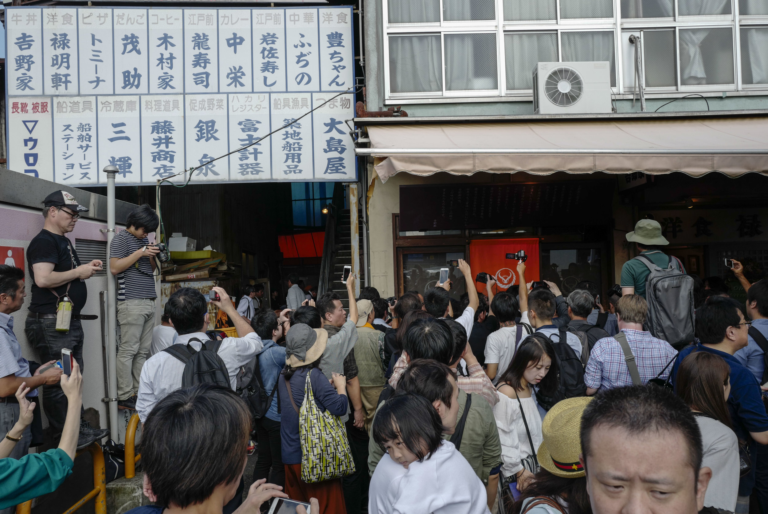  People crowd at a storefront in Tsukiji fish wholesale market during its final day of operations ahead of relocation to the nearby Toyosu waterfront district, in Tokyo on Oct. 6, 2018. The world's largest fish market, which has been in operation for