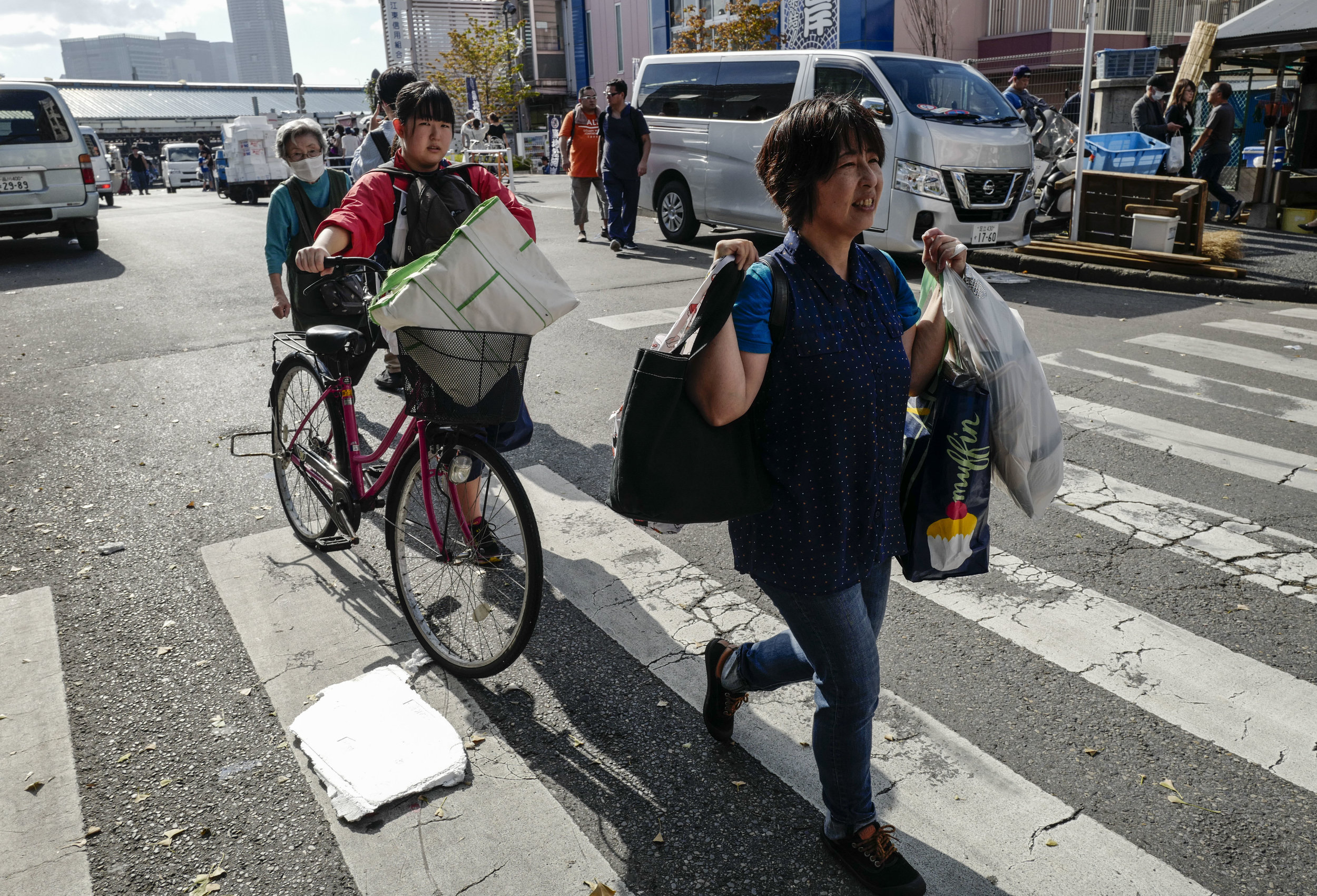  Wholesellers leave the Tsukiji fish wholesale market during its final day of operations ahead of relocation to the nearby Toyosu waterfront district, in Tokyo on Oct. 6, 2018. The world's largest fish market, which has been in operation for 83 years