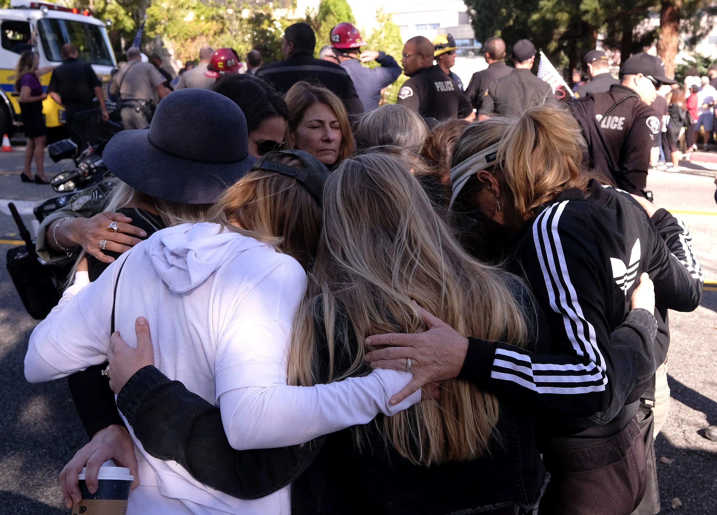  People pray before the procession for the Ventura County Sheriff Sgt. Ron Helus, who was shot and killed in a mass shooting at a bar in Thousand Oaks, California, U.S. November 8, 2018. 