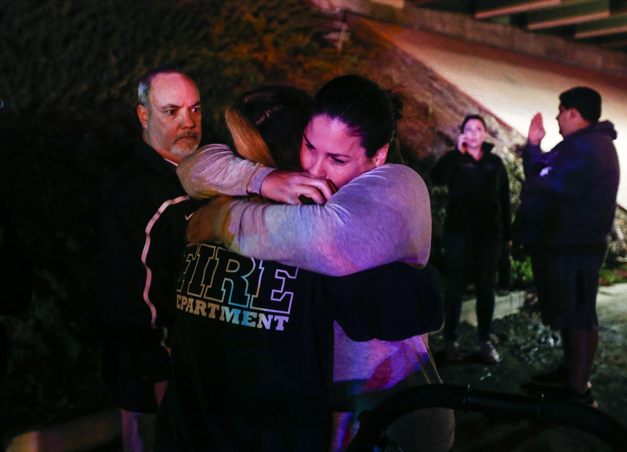  Witnesses comfort each other outside the Borderline Bar and Grill where a gunman injured 11 people in Thousand Oaks, California, the United State, November 8, 2018.   