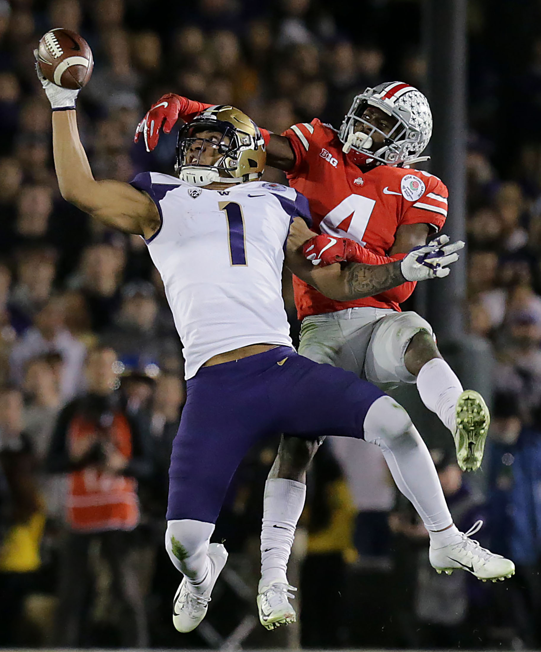 Washington Huskies tight end Hunter Bryant #1 makes the one handed catch as Ohio State Buckeyes quarterback Chris Chugunov #4 defends him in the second half of the 105th Rose Bowl game in Pasadena on Tuesday, January 1, 2019.