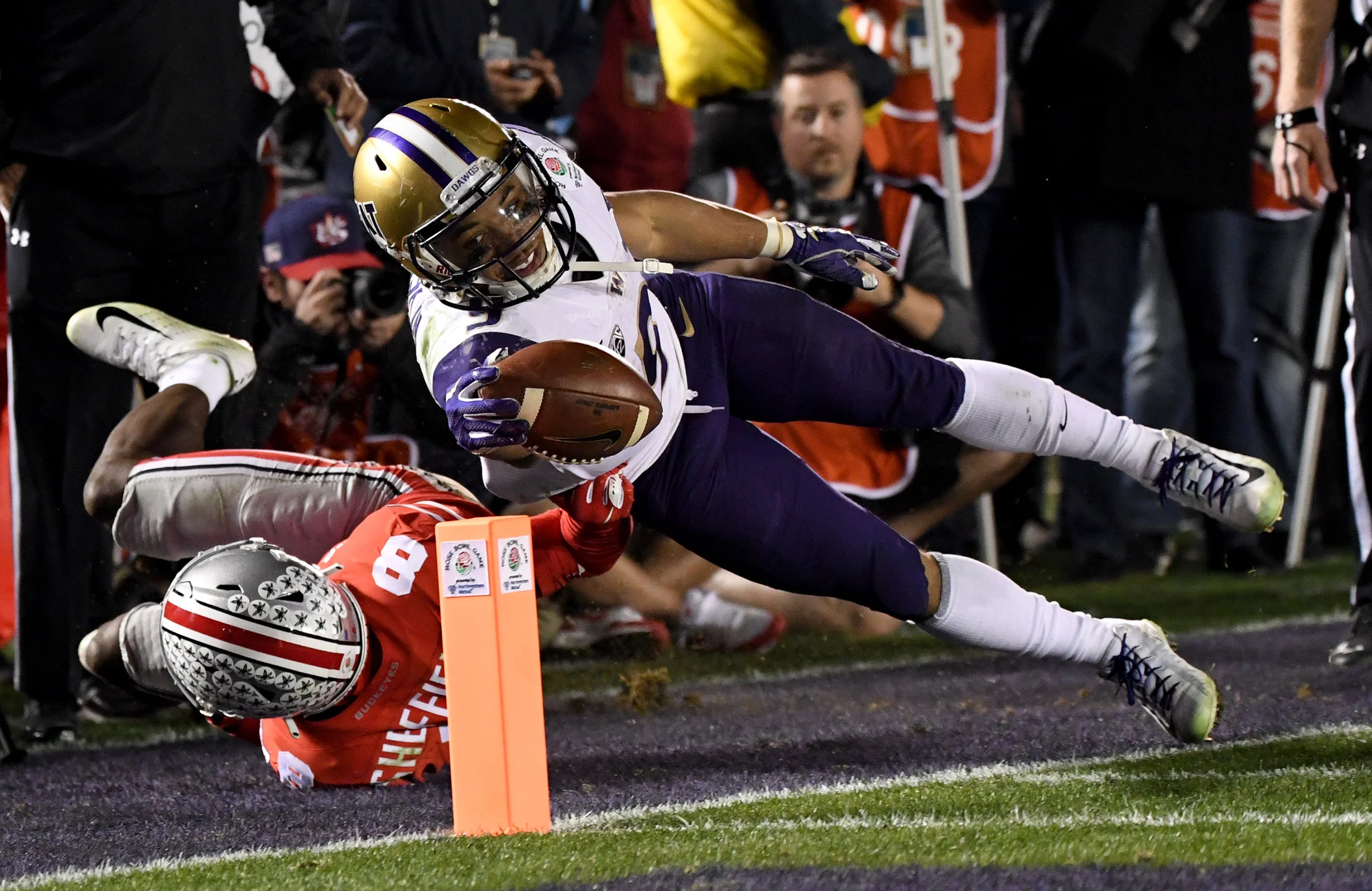  LOS ANGELES, CA- JANUARY 1: Touchdown by running back Myles Gaskin #9 of the Washington Huskies late in the fourth quarter against the Ohio State Buckeyes during the 105th Rose Bowl Game in Pasadena, Calif., on Tuesday, Jan. 01, 2019.  
