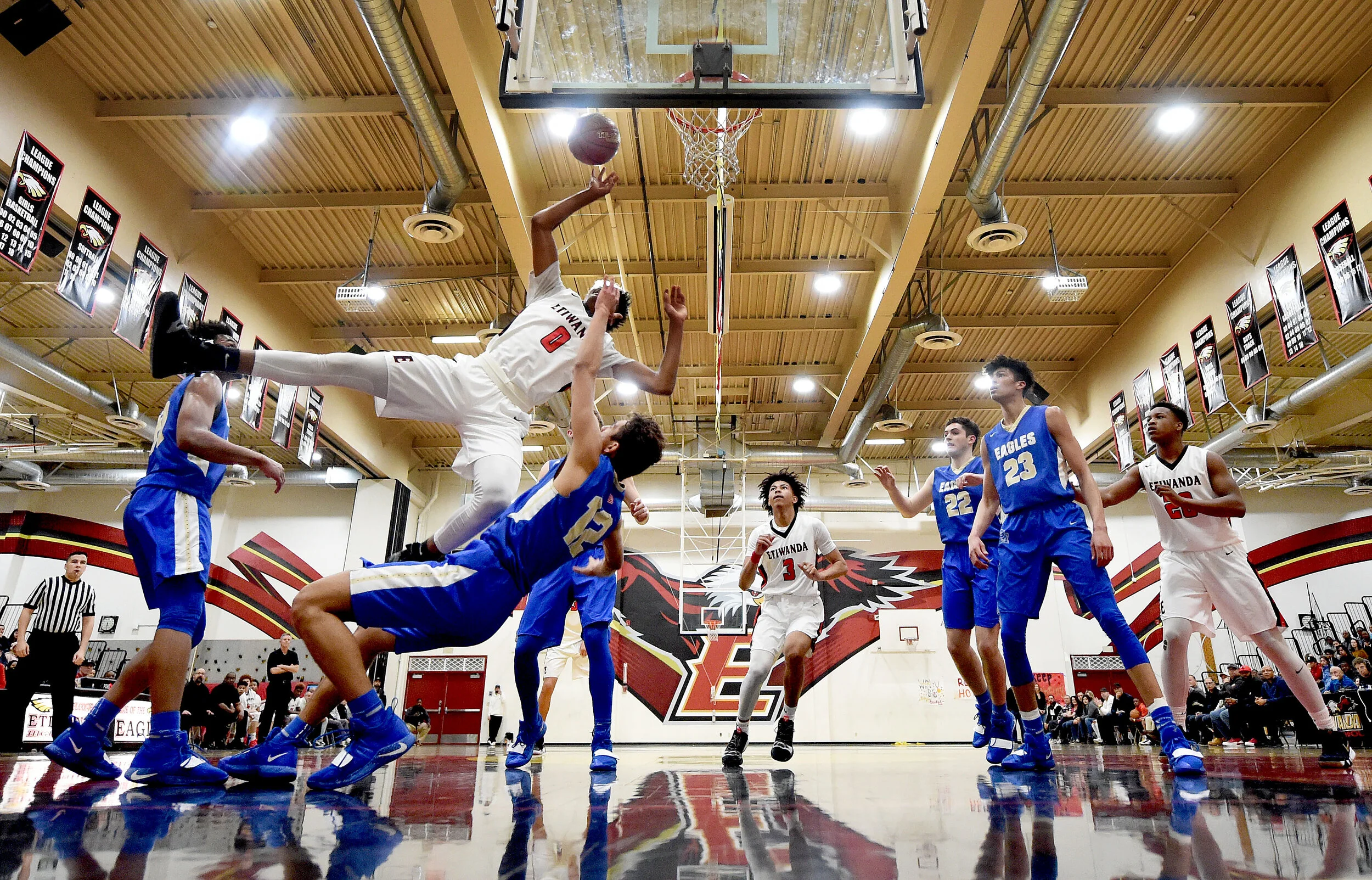  Etiwanda's Tyree Campbell (0) drives to the basket over Santa Margarita's Aldo Ruiz Ortiz (12) during the second quarter Saturday night. Etiwanda eliminated Santa Margarita 55-43 in the CIF Southern Section Division I State Regional semi final in Ra