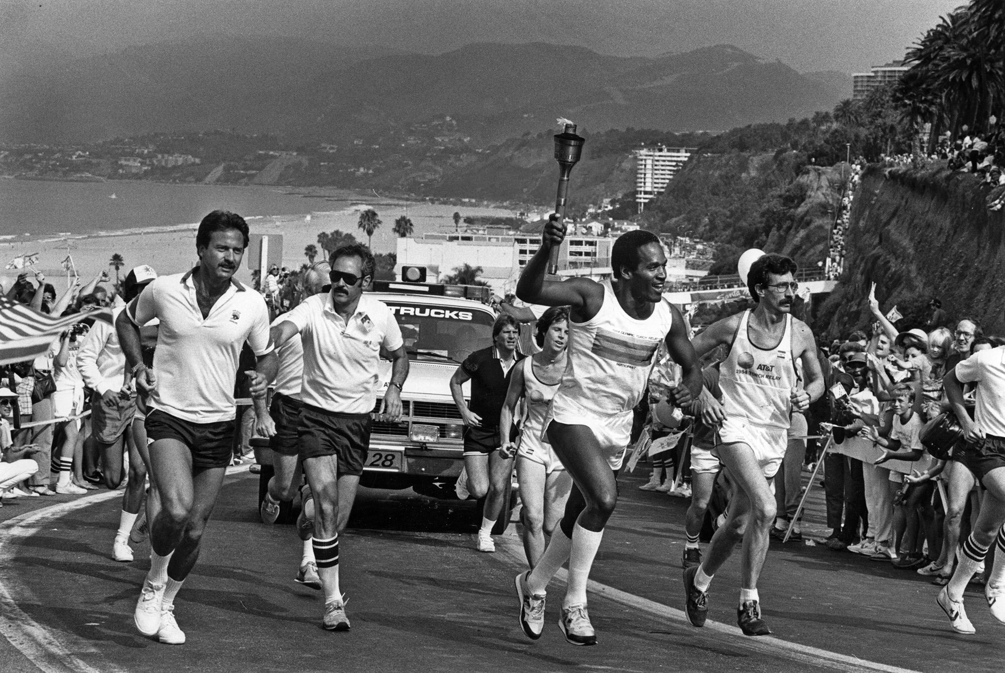  July 21, 1984: O. J. Simpson carries Olympic Torch up California Incline in Santa Monica. Photo by Marsha Traeger/Los Angeles Times. This photo was published in the July 22, 1984 Los Angeles Times. Photo: Marsha Traeger-Gorman 