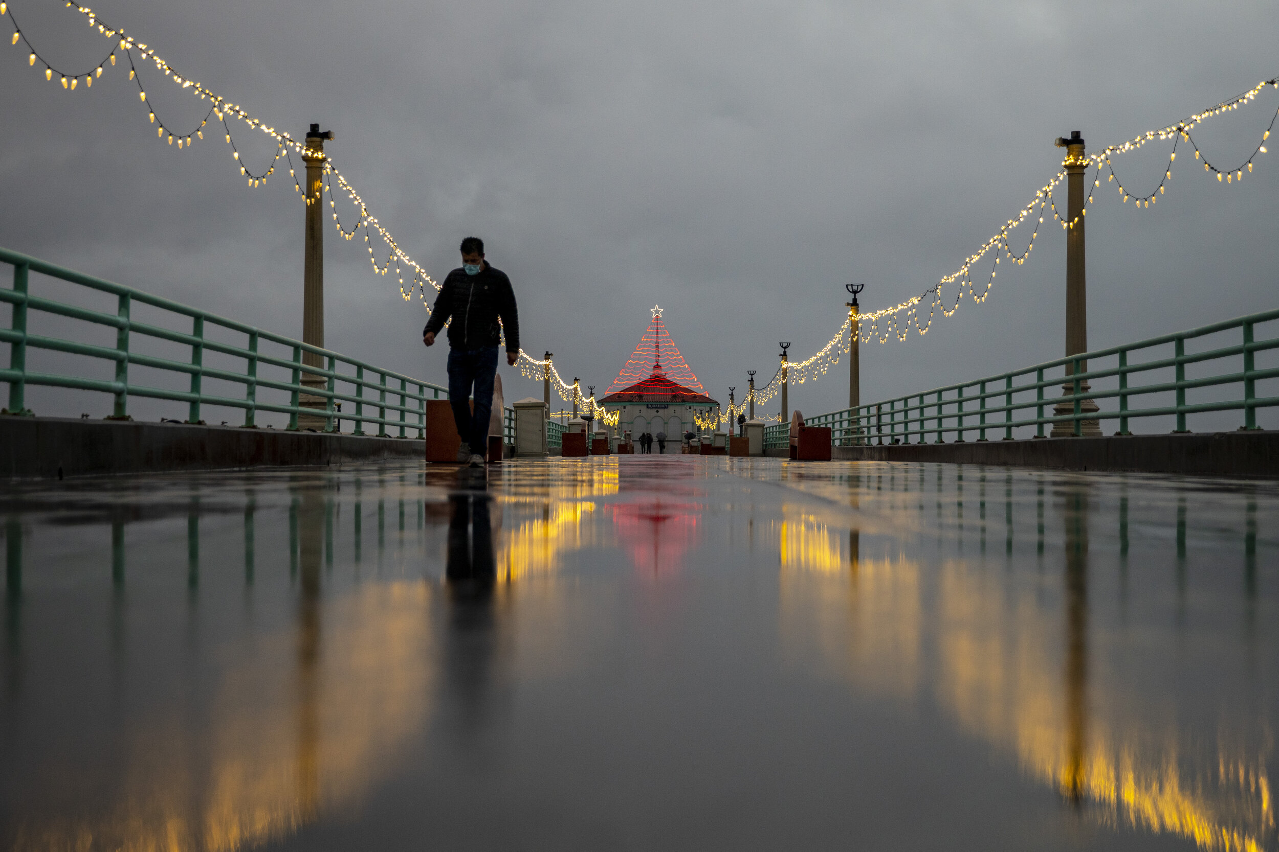  Winter arrives and in the final days of the year, rain soaks Southern California, including the Manhattan Beach Pier, still adorned with holiday lights. The coronavirus continued infecting the world’s population for 10 months of 2020, as humanity lo