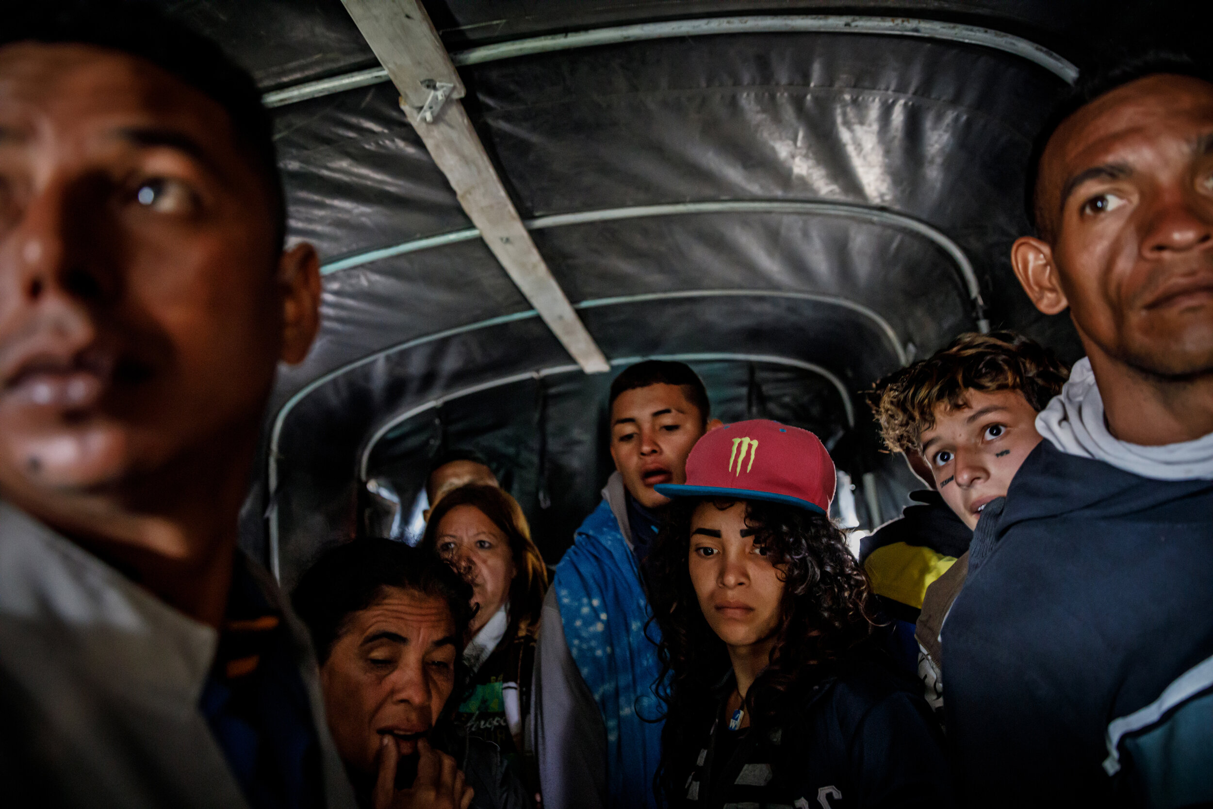  Wilvelis Pacheco 13, center right, and other Venezuelan migrants look on as a truck drive closes the tarp to cover the rear to avoid getting caught by the authorities. The truck is ferrying across the cold plateau, known as El Pramo de Berl’n the mo