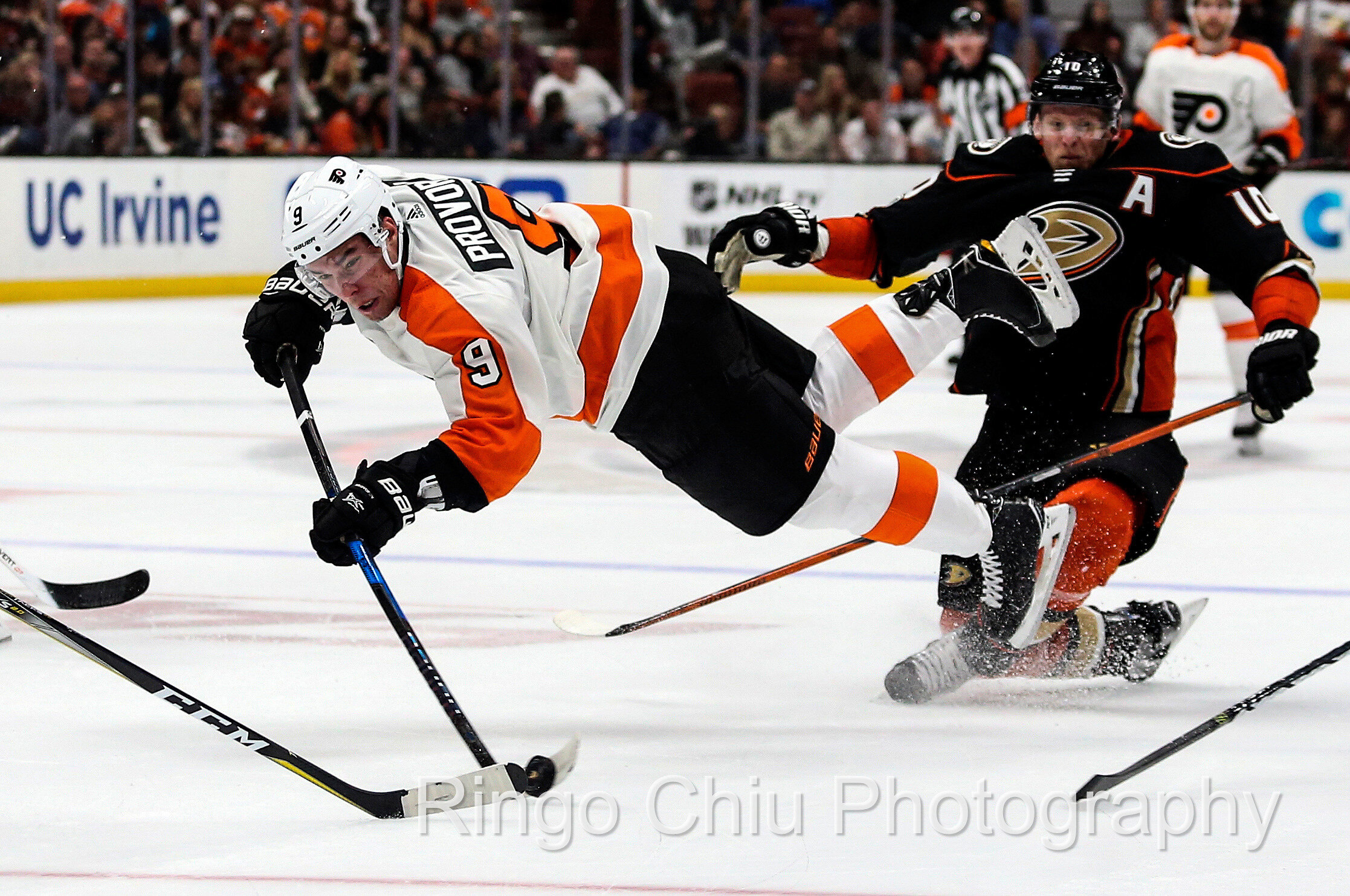  Philadelphia Flyers defenseman Ivan Provorov (L) dives for the puck against Anaheim Ducks during a 2017-2018 NHL hockey game in Anaheim, California, the United States, on Oct. 7, 2017. Philadelphia Flyers won 3-2 in overtime. 