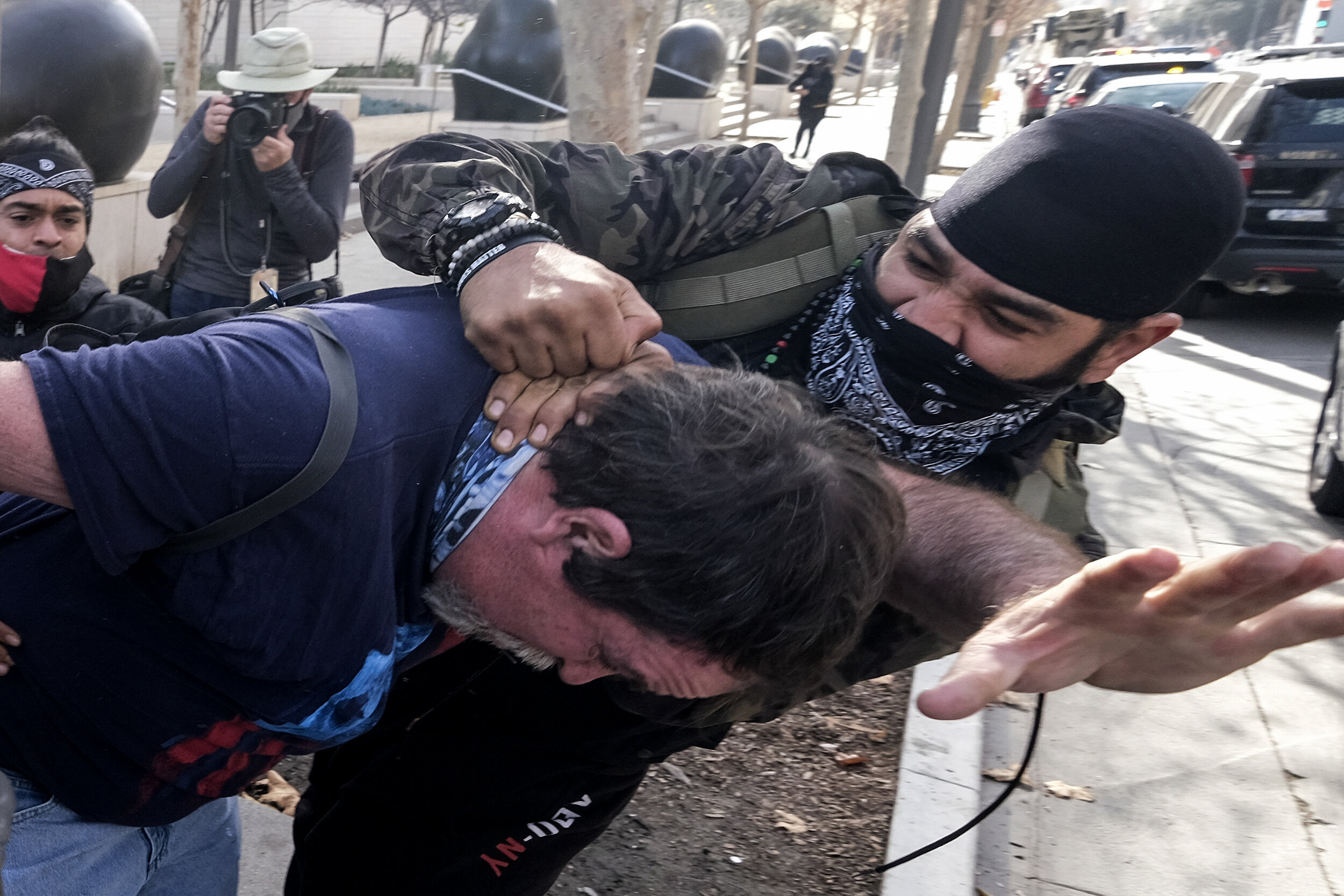  Counter protesters and supporters of President Donald Trump fight during a protest in Los Angeles, California, on January 6, 2021. - Trump supporters, fueled by his spurious claims of voter fraud, are protesting the expected certification of Joe Bid