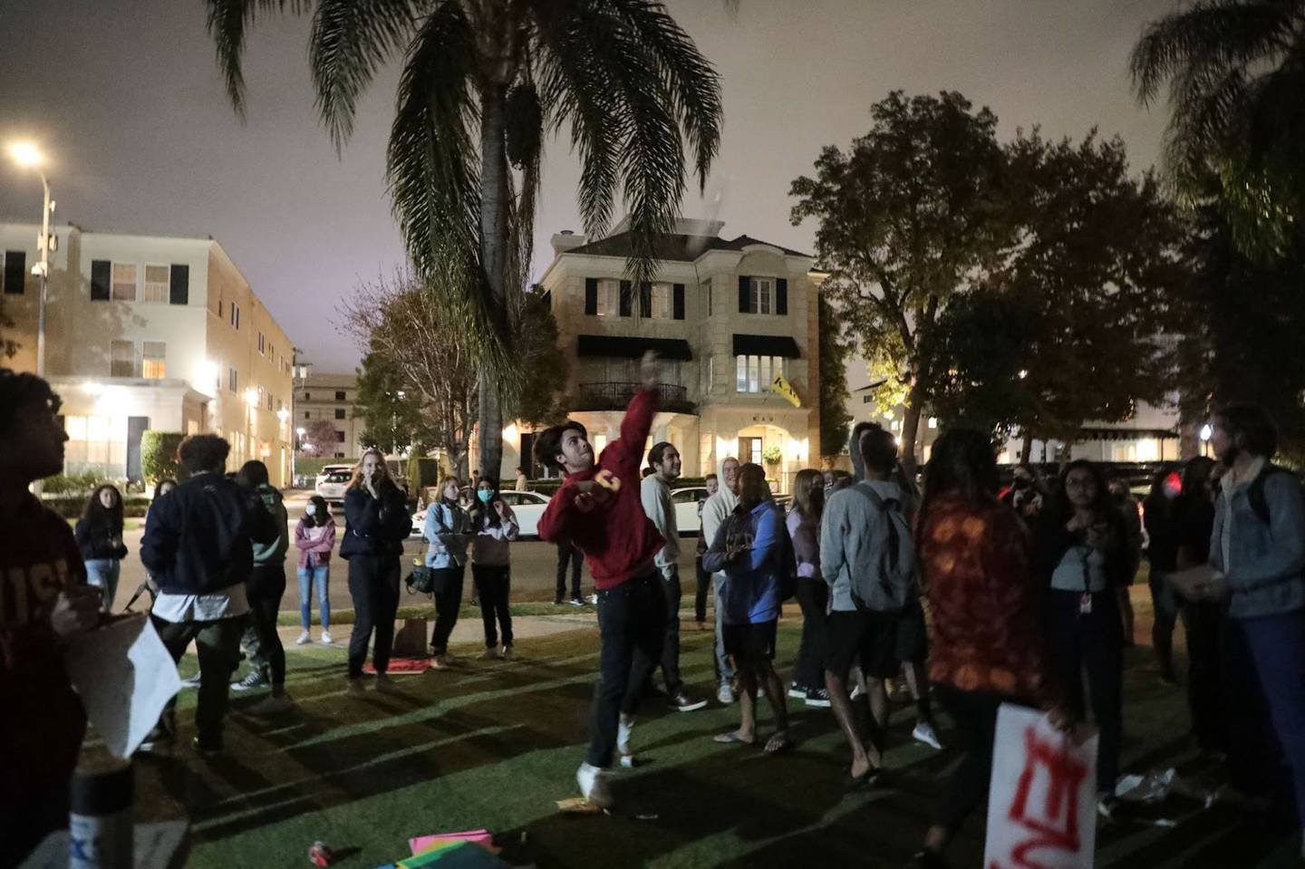  A USC student throws a plastic water bottle at the Sigma Nu house on October 22, 2021. Hundreds of students gathered outside of the house to protest numerous reports of sexual assault at the fraternity house. (Photo by Yannick Peterhans) 