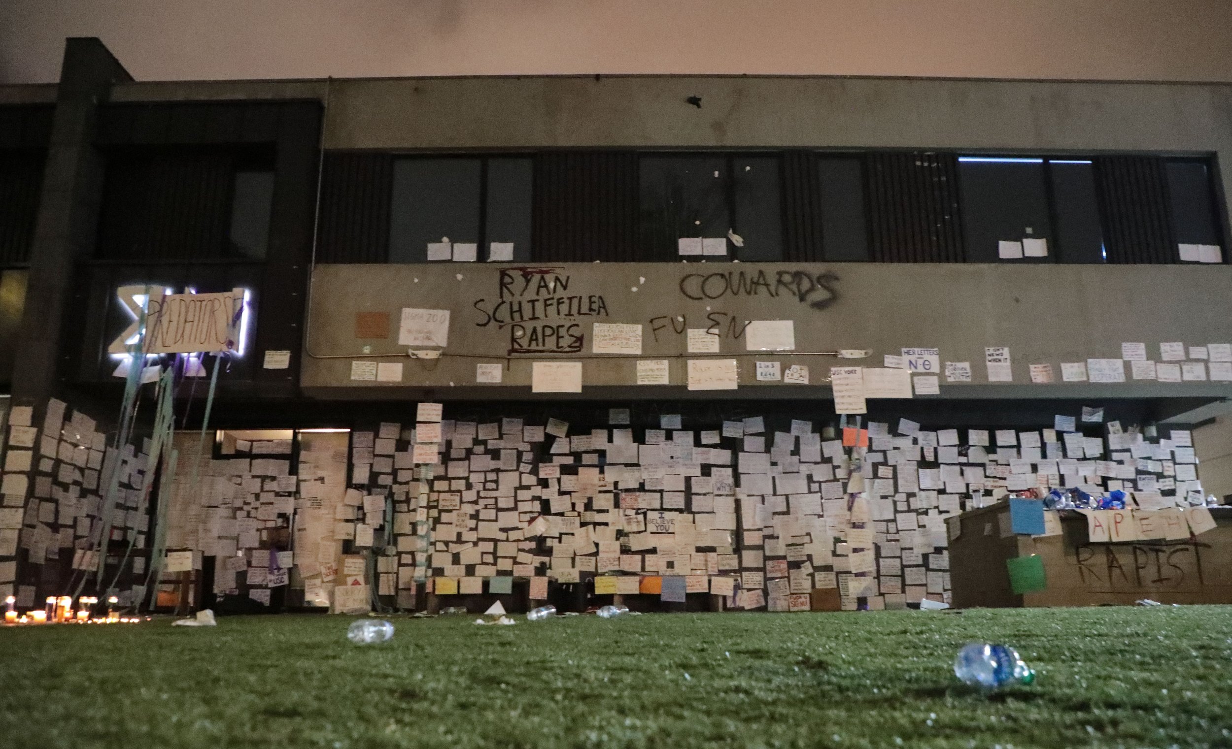  The Sigma Nu Fraternity house on W. 28th Street with handwritten notes of students' experiences with sexual assault at USC on Friday Oct. 22, 2021. (Photo by Yannick Peterhans) 