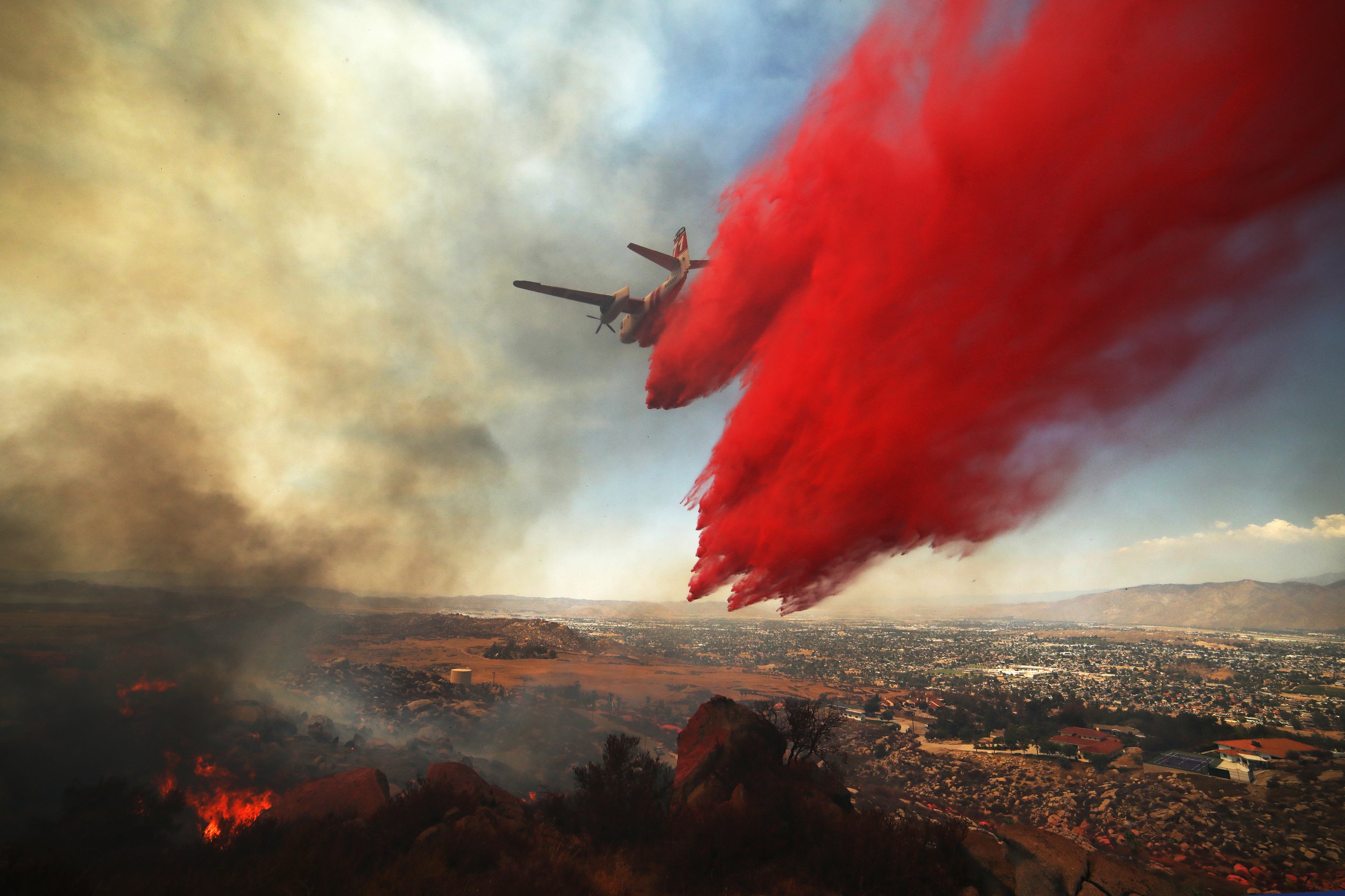  Phos-Chek is dropped on the Fairview Fire burning near Hemet, California, U.S., September 6, 2022. 