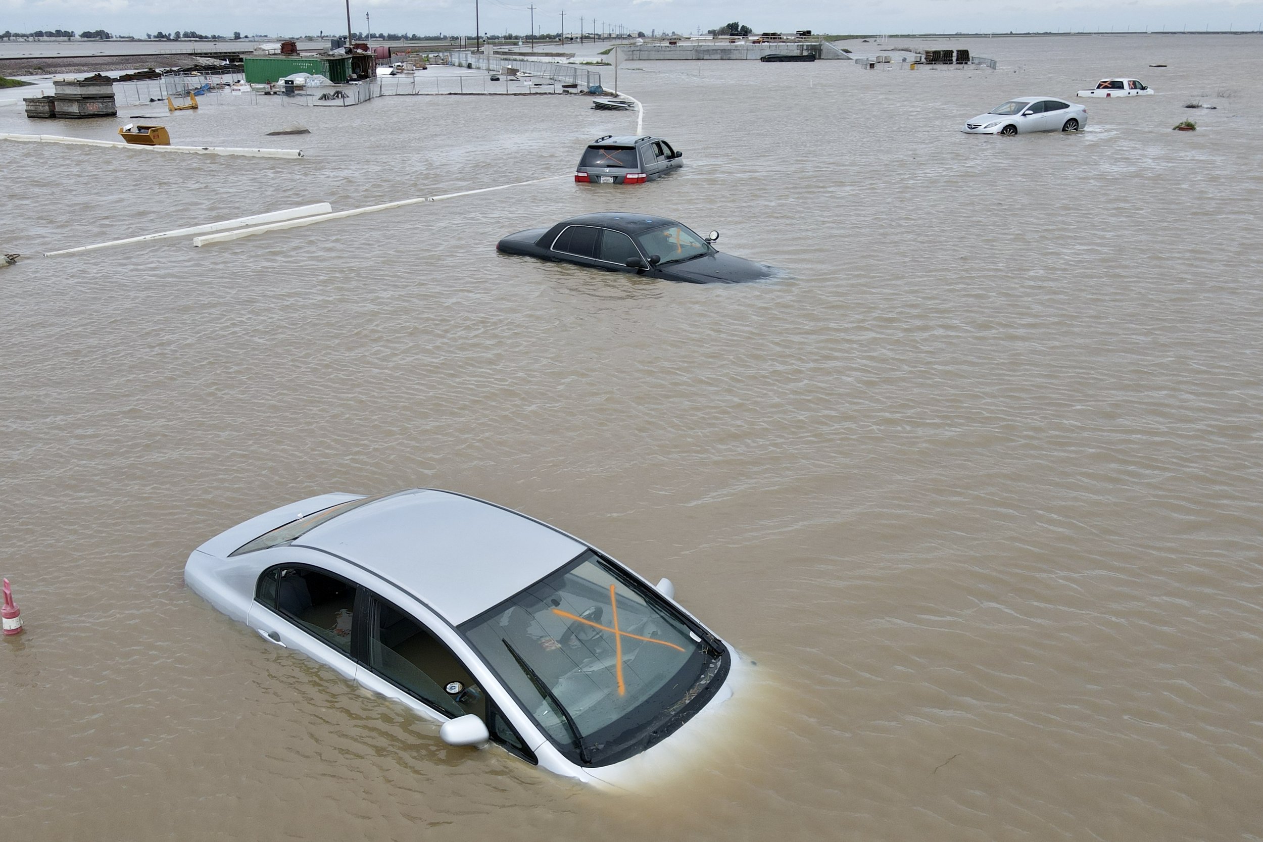  Cars sit abandoned on roads as floodwaters from the Tule River inundate the area after days of heavy rain in Corcoran, California, U.S., March 21, 2023. 
