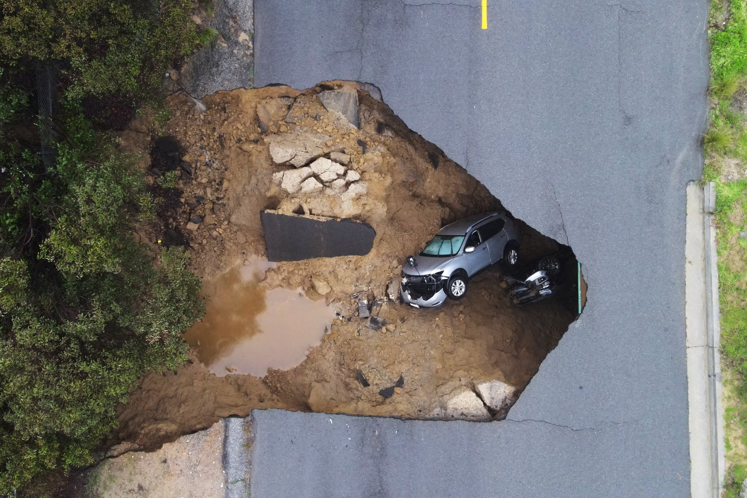  Several people had to be rescued after two vehicles fell into a sinkhole in Chatsworth, California, U.S., January 10, 2023. 