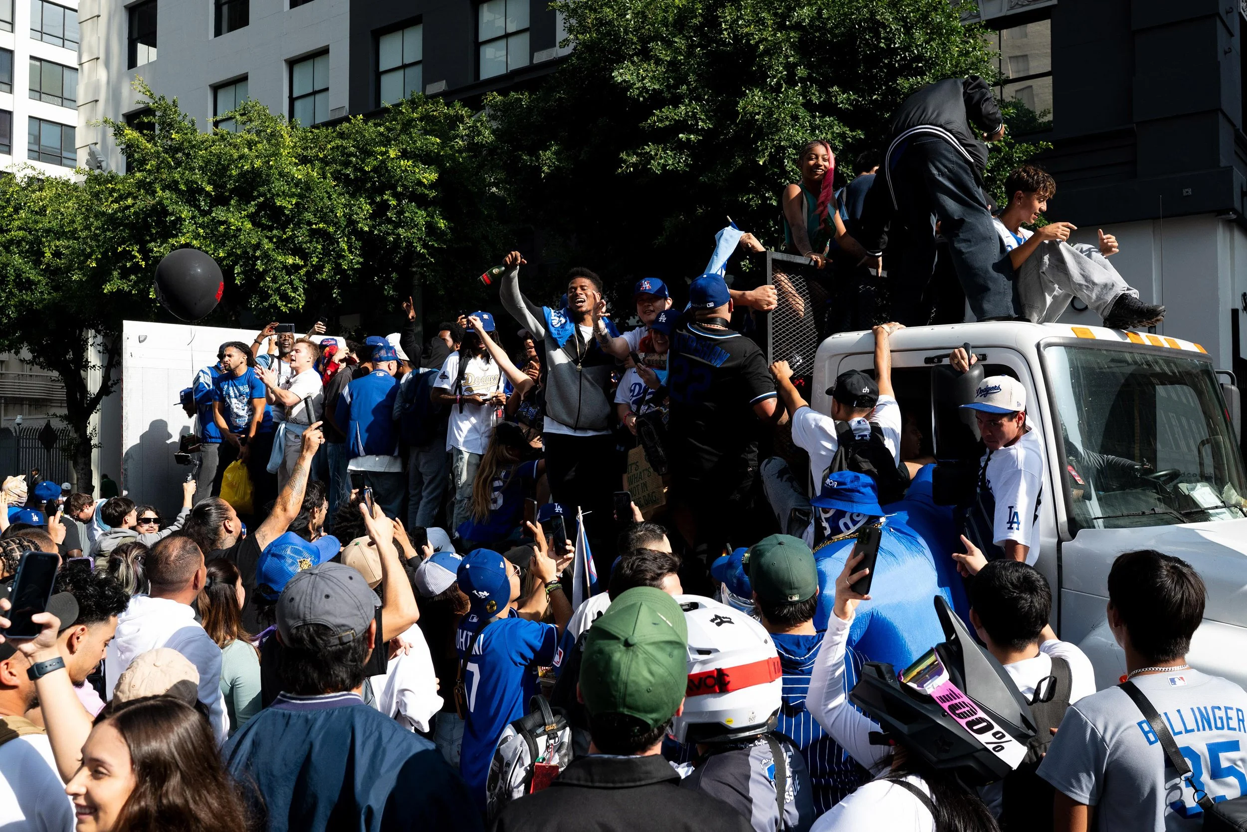 2nd_PICSTORY_Ghawam Kouchaki - Freelance_DodgersVictoryParade_-5.jpg