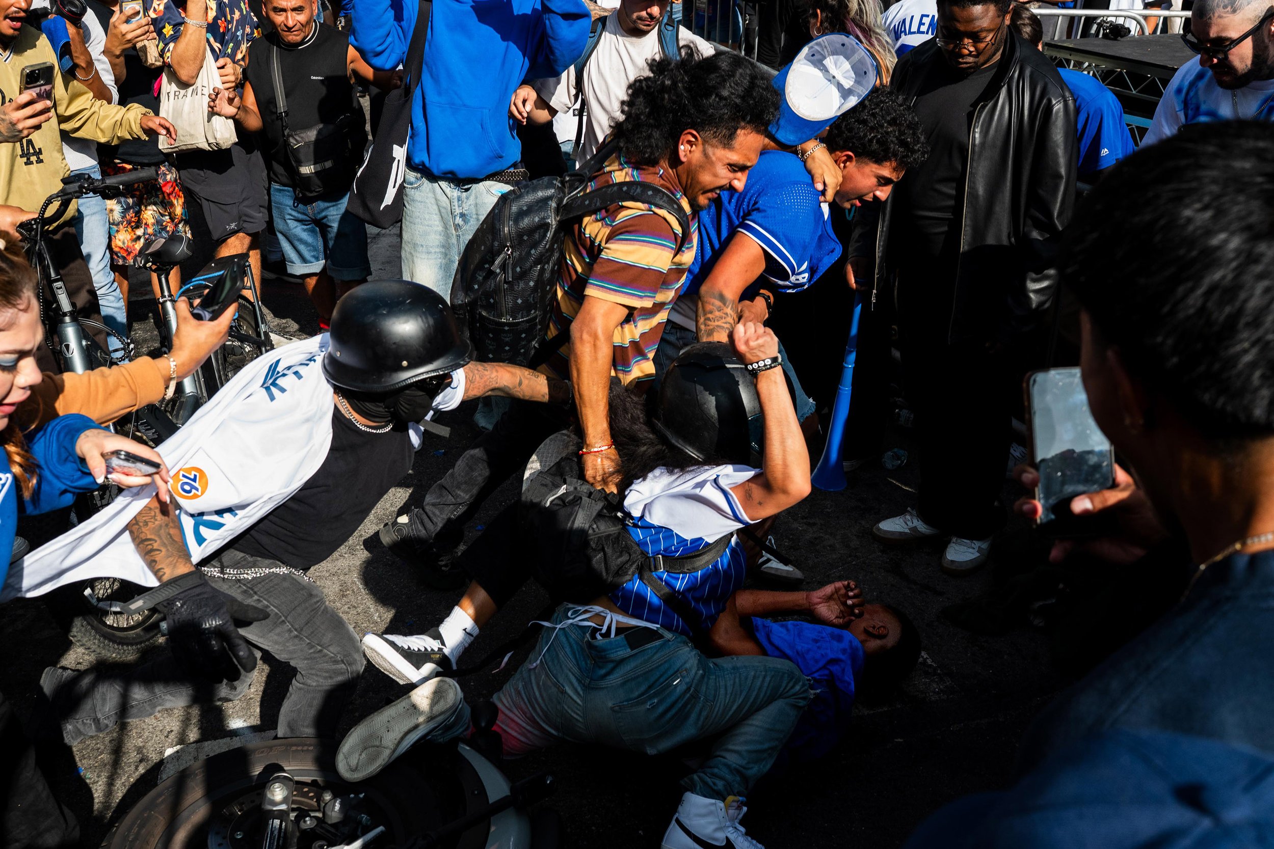 2nd_PICSTORY_Ghawam Kouchaki - Freelance_DodgersVictoryParade_-6.jpg