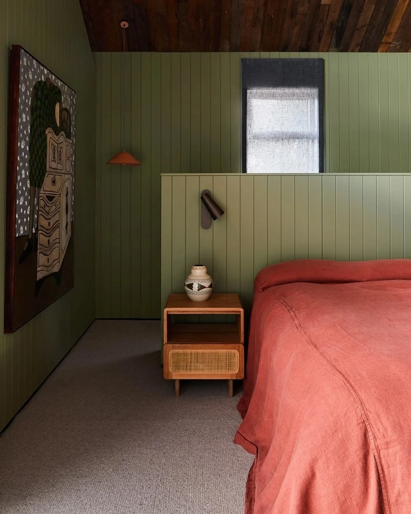 Strath Creek Farmhouse - Primary bedroom by @siesta.home as seen in the current @houseandgarden magazine. Recycled timber vaulted ceiling, private deck with incredible views and a green hues carried through to the en suite. Yes please!
Interior desig