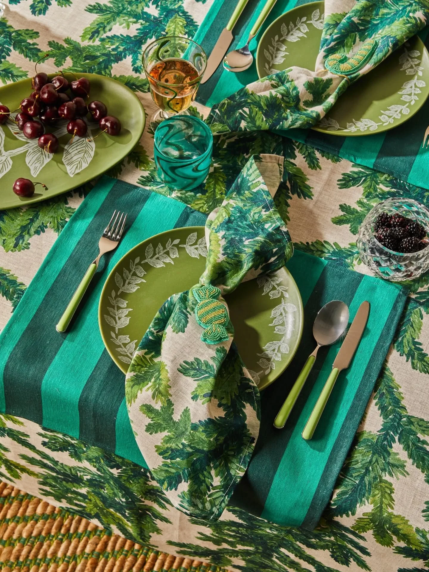 For all your festive tableware needs 💚 @bonnieandneil currently on sale. 5 weeks till Christmas, just saying ✨
Photography by me