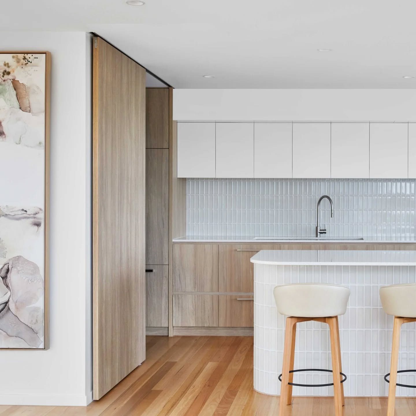 Featured in today's @geelongaddy is @loup_interiordesign  Torquay project ✨
Interior design &amp; styling @loup_interiordesign 
Artworks @michaelwolfe_artist @amica_artist 
Rug @halirugs 
Decor @jarvisjarvishome 
Photography by me x