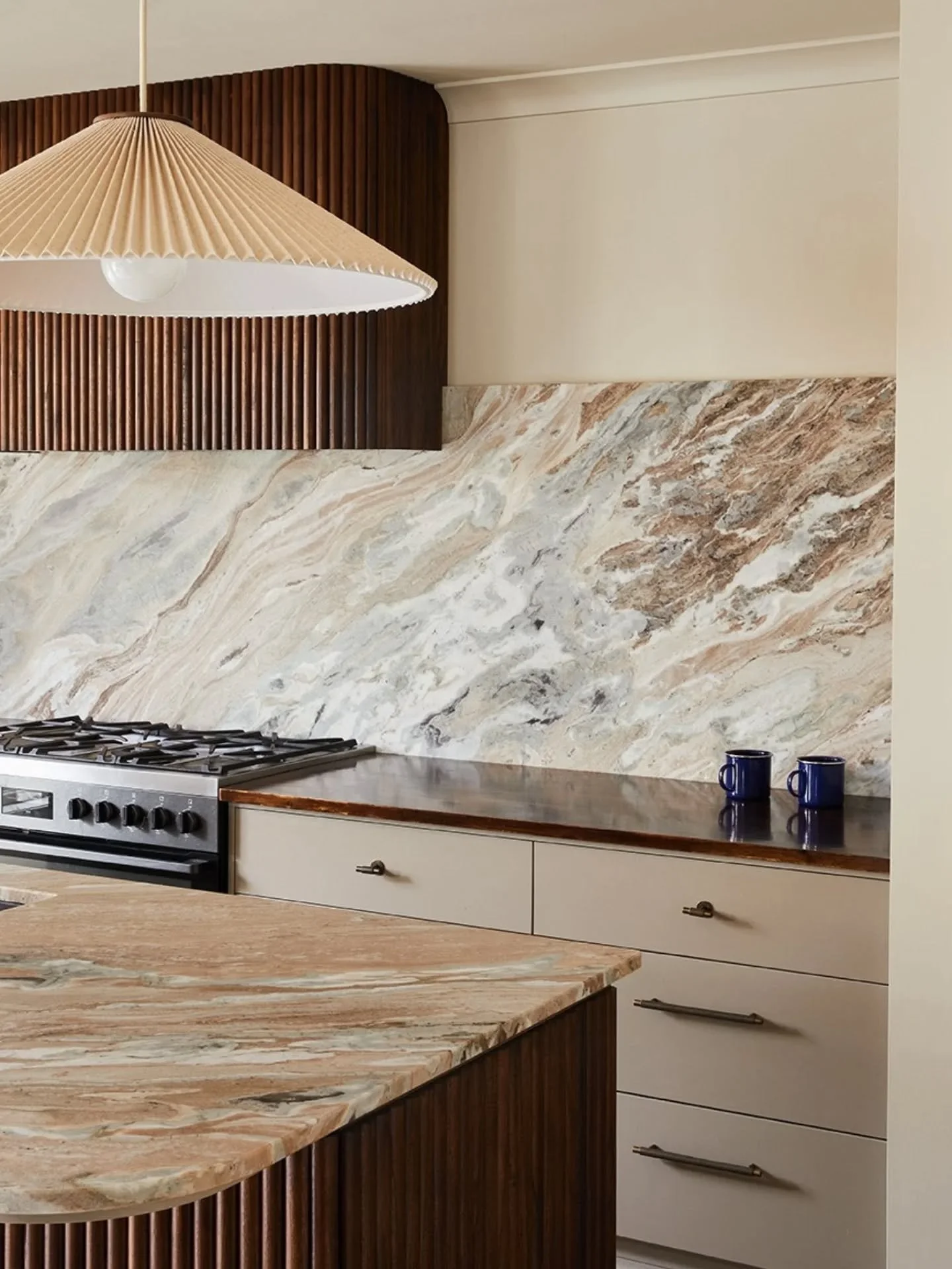 @fauve.by.design St Leonards Kitchen reno featured in @gtmagazine 🤎 Full of detail and a soft earthy colour pallete 
Interior design @fauve.by.design
Stone @geelongmarblehouse
Tap @yabby.com.au
Photography by me

#kitchenreno #geelong #interiordesig