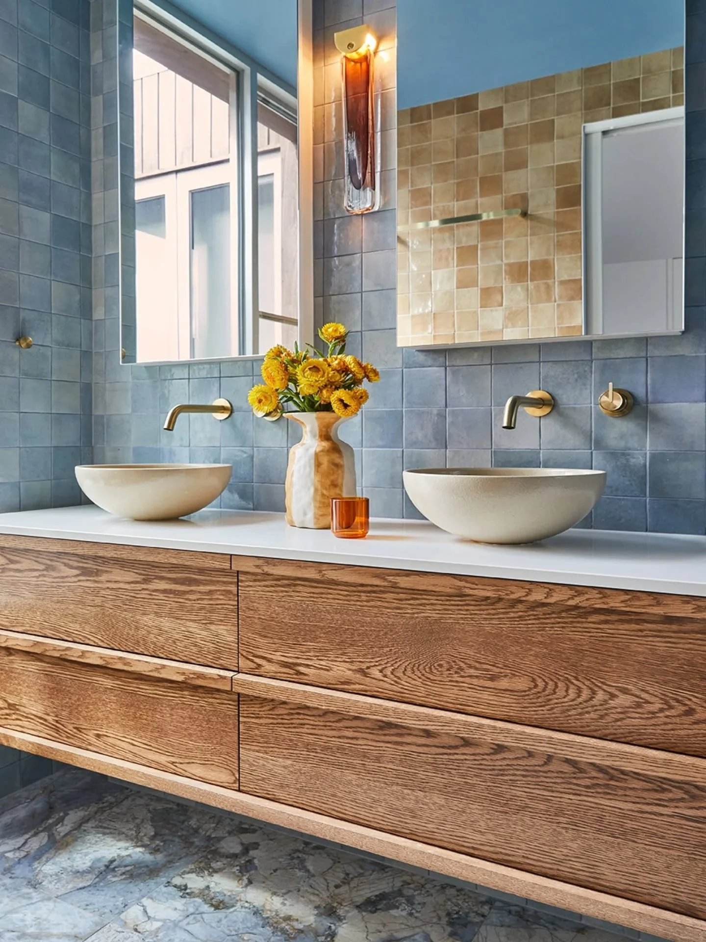 PROJECT ARMADALE -  A spectacular use of color as always by @carmelwylie_interiordesign build by @gia_renovations this bathroom has such a tranquil and uplifting feel. Well done on another fantastic bathroom design. 

Heading to Melbourne today to ca